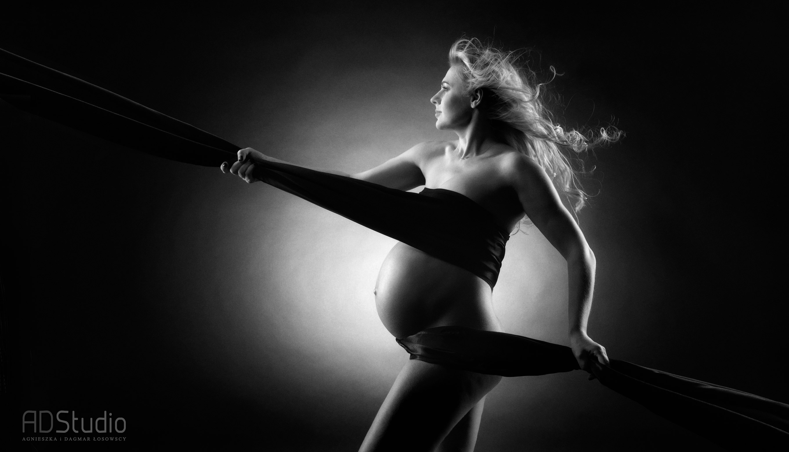 czarno-biała fotografia kobiety w ciąży