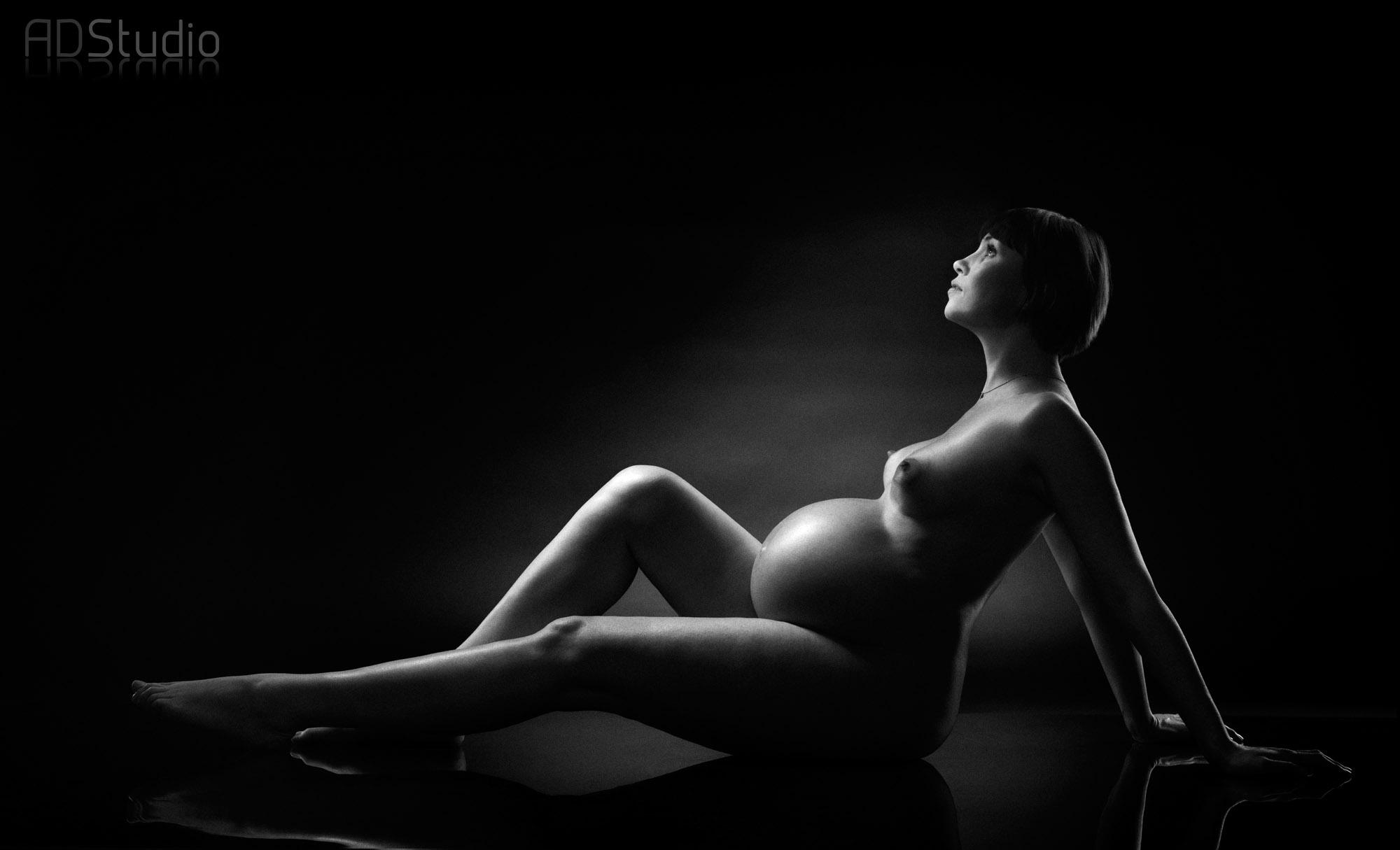 fotografia ciążowa - czarno-biała fotografia kobiety w ciąży