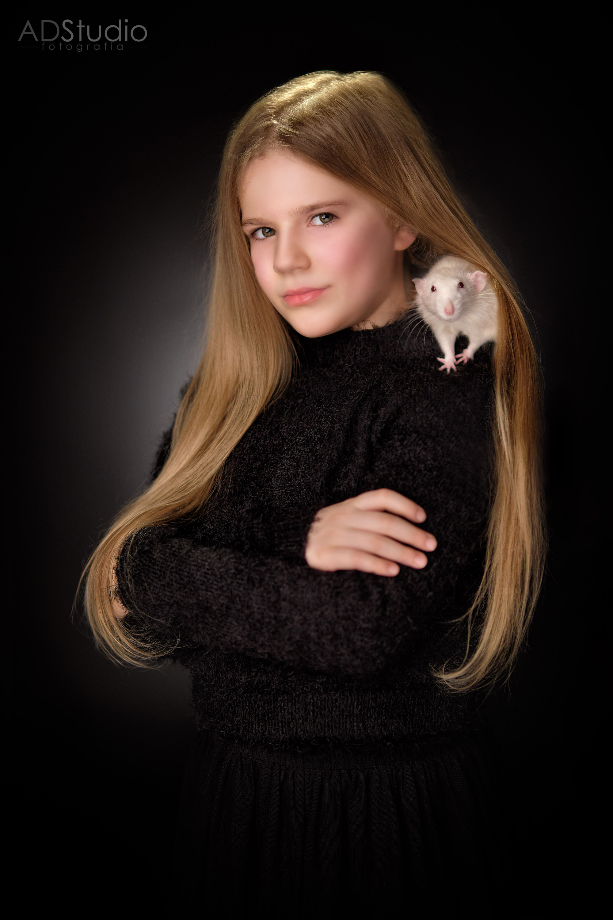 zdjęcie dziewczynki ze szczurkiem na ramieniu
